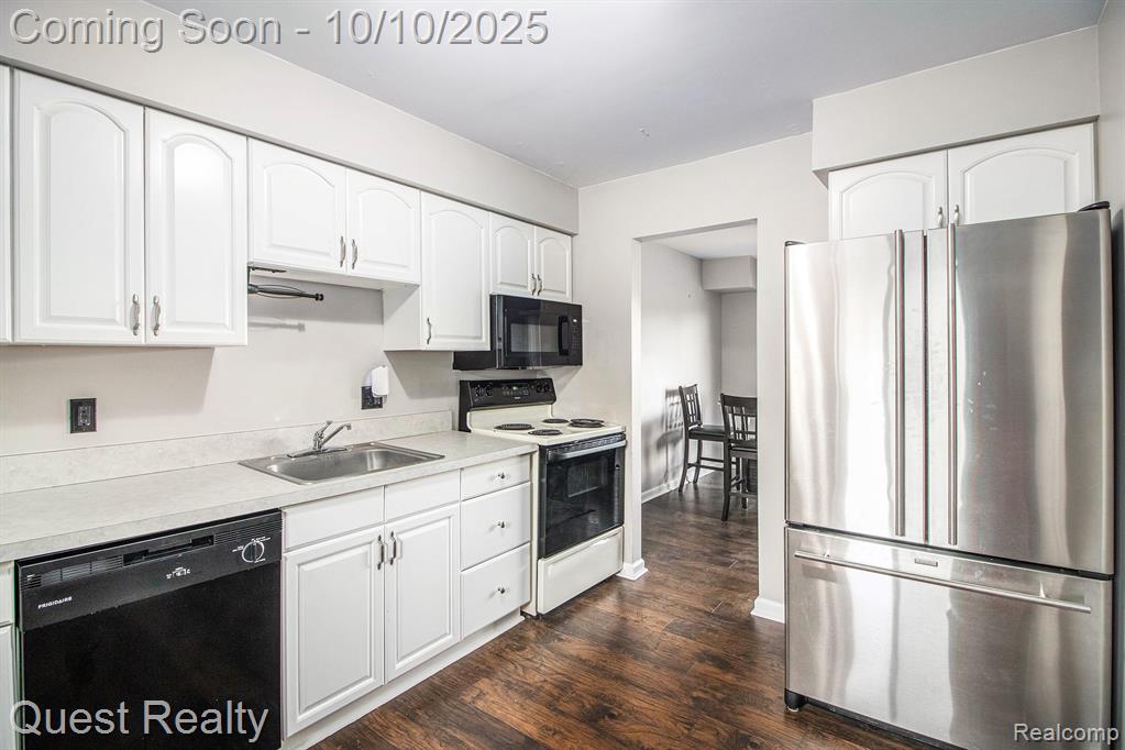 33855 Pondview Circle, Livonia, MI 48152 — Photo 8