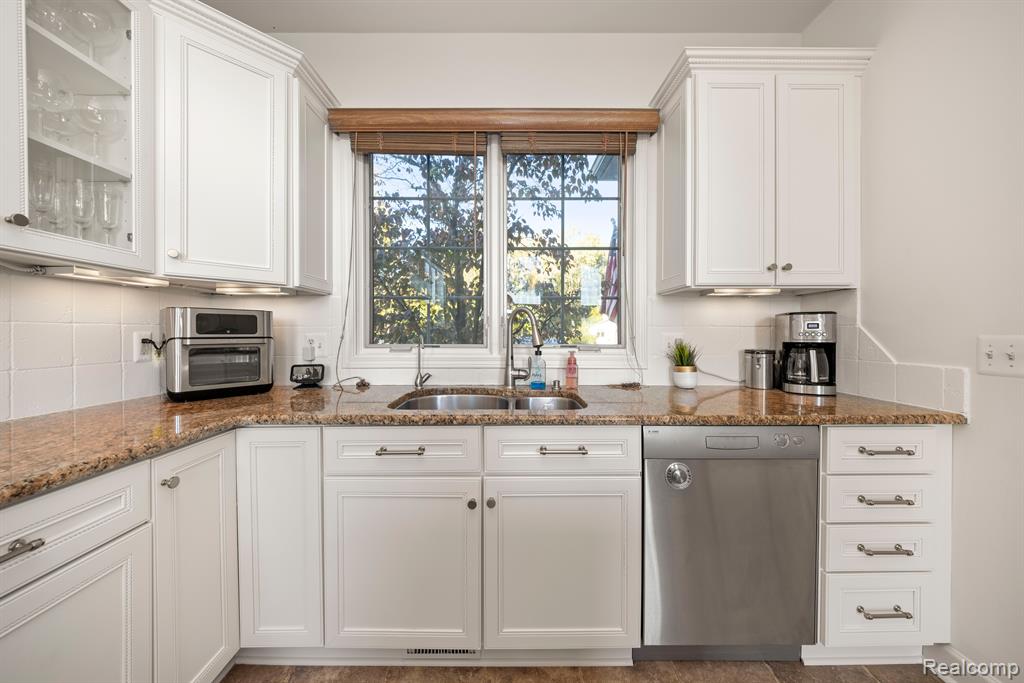 4275 CREEDMORE Street, Commerce Twp, MI 48382 — Photo 9