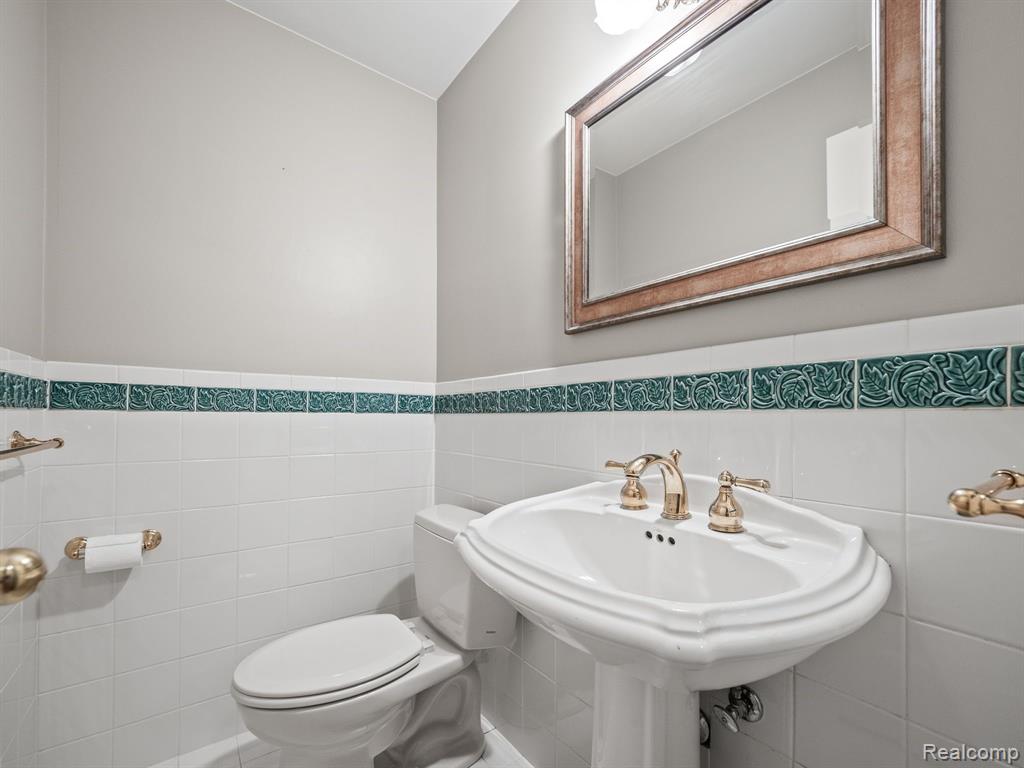 5707 WOODWIND Drive, Bloomfield Hills, MI 48301 — Photo 19