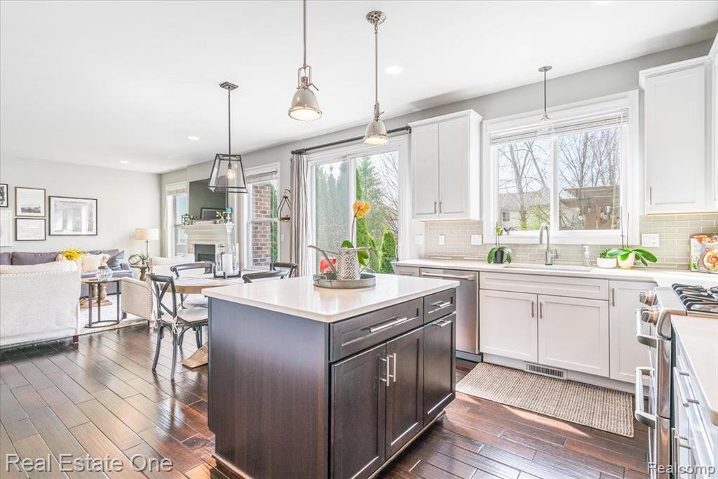 48025 E OXFORD Court, Canton, MI 48187 — Photo 32
