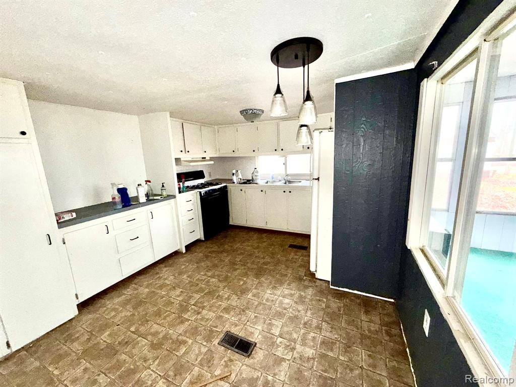 991 W Maplecrest Drive, Sanford, MI 48657 — Photo 15