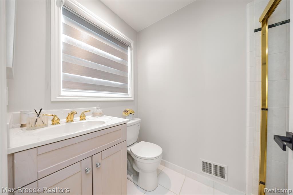 4659 LINWOOD Street, West Bloomfield, MI 48324 — Photo 47
