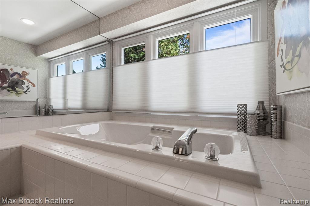 6566 Bristol Drive, West Bloomfield, MI — Photo 27