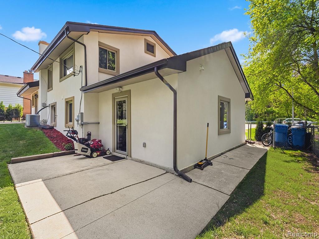 17361 W OUTER Drive, Dearborn Heights, MI 48127 — Photo 59