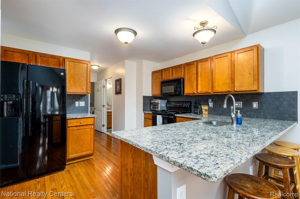4024 RAVENSFIELD Drive, Canton, MI 48188 — Photo 7