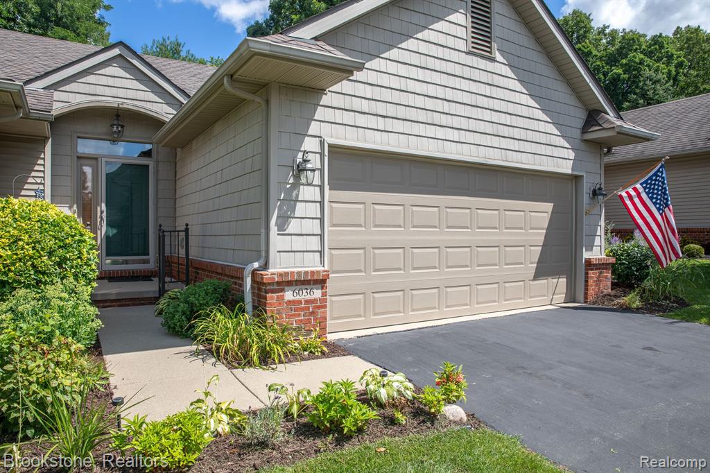 6036 NORTHRIDGE HILLS Drive, Brighton, MI 48116 — Photo 4