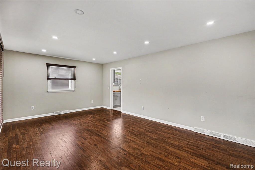6736 Cloverton Drive, Waterford, MI 48329 — Photo 4
