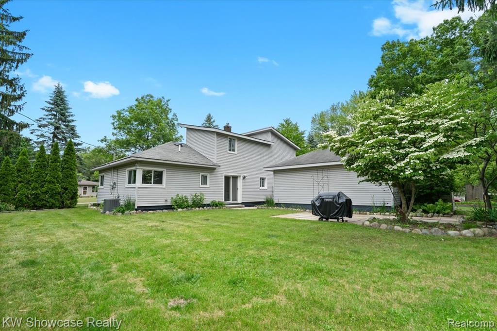 5865 Crescent Road, Waterford, MI 48327 — Photo 35