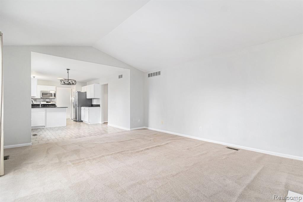 855 DRAKESHIRE Drive, Walled Lake, MI 48390 — Photo 16