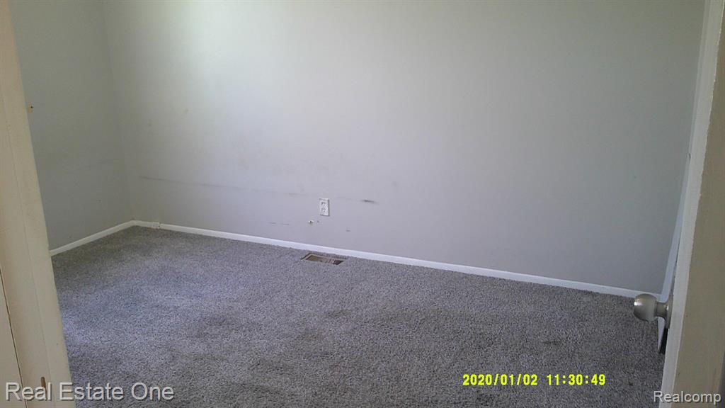 18949 Kenosha Street, Harper Woods, MI 48225 — Photo 11