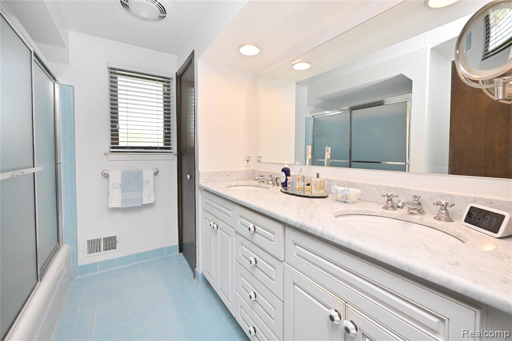 6024 Ledgeway Drive, West Bloomfield, MI — Photo 23