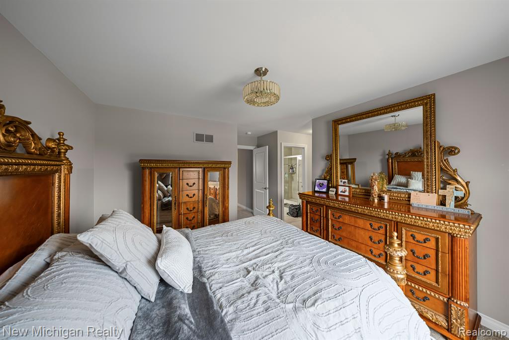 55038 TIMBERS EDGE Drive, Shelby Twp, MI 48316 — Photo 32