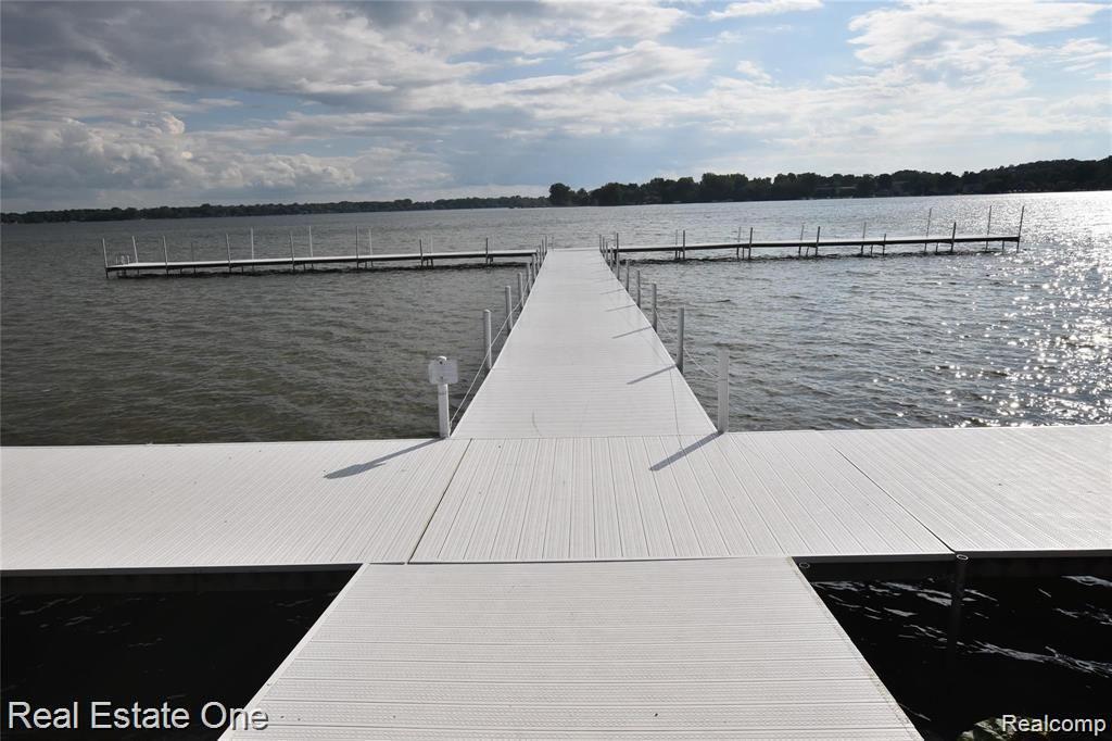 531 RED OAK Court, Walled Lake, MI 48390 — Photo 8