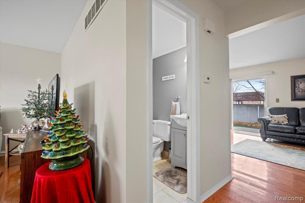 1818 SHIRE, Royal Oak, MI 48073 — Photo 9