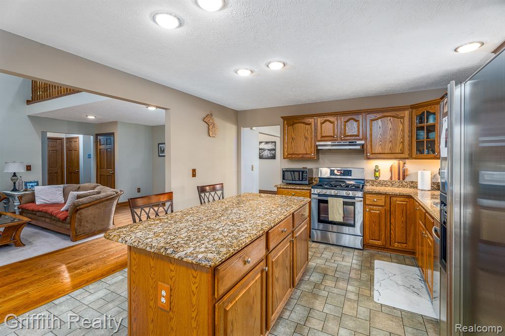 8123 Baypointe Drive, Brighton, MI 48114 — Photo 14