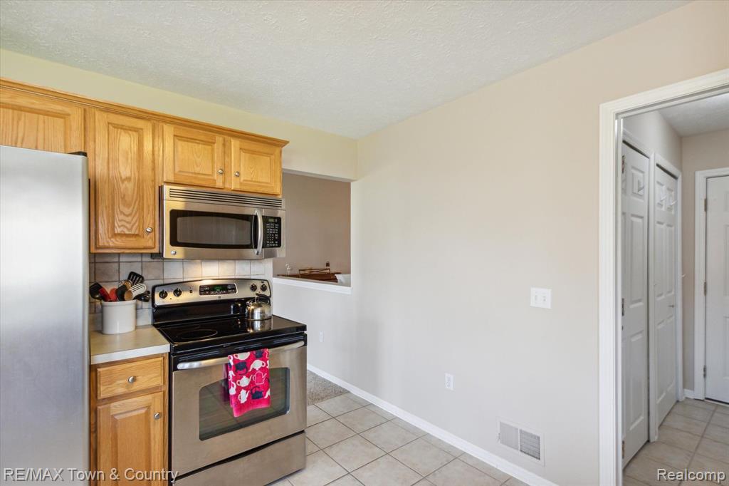 2571 ARALIA Drive, Howell, MI 48855 — Photo 15