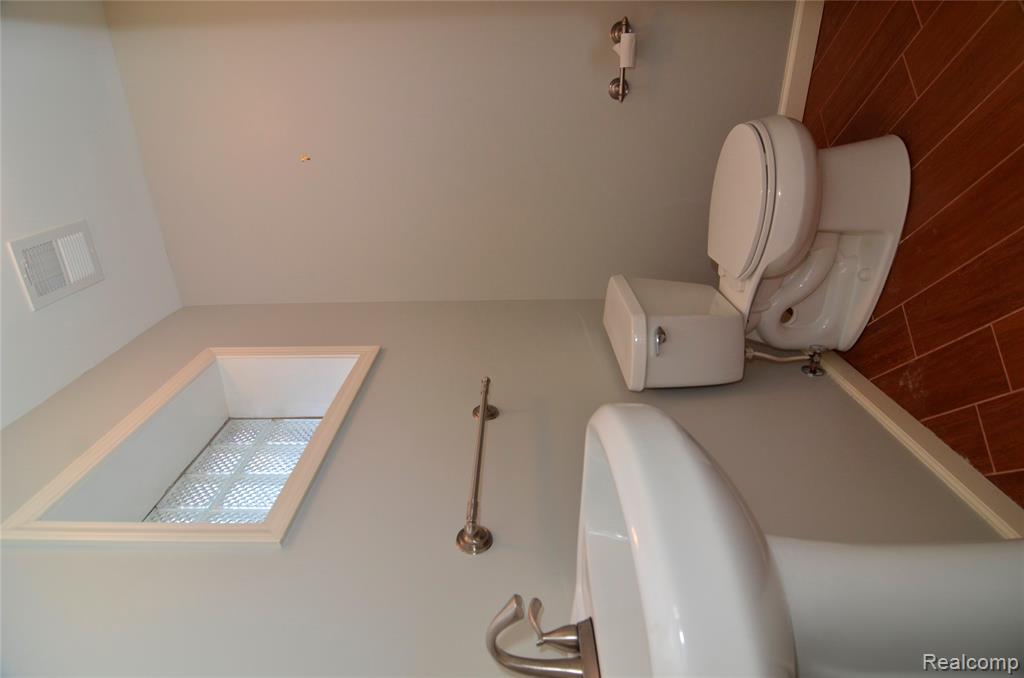 8152 Fairfield Circle, Springfield, MI — Photo 28