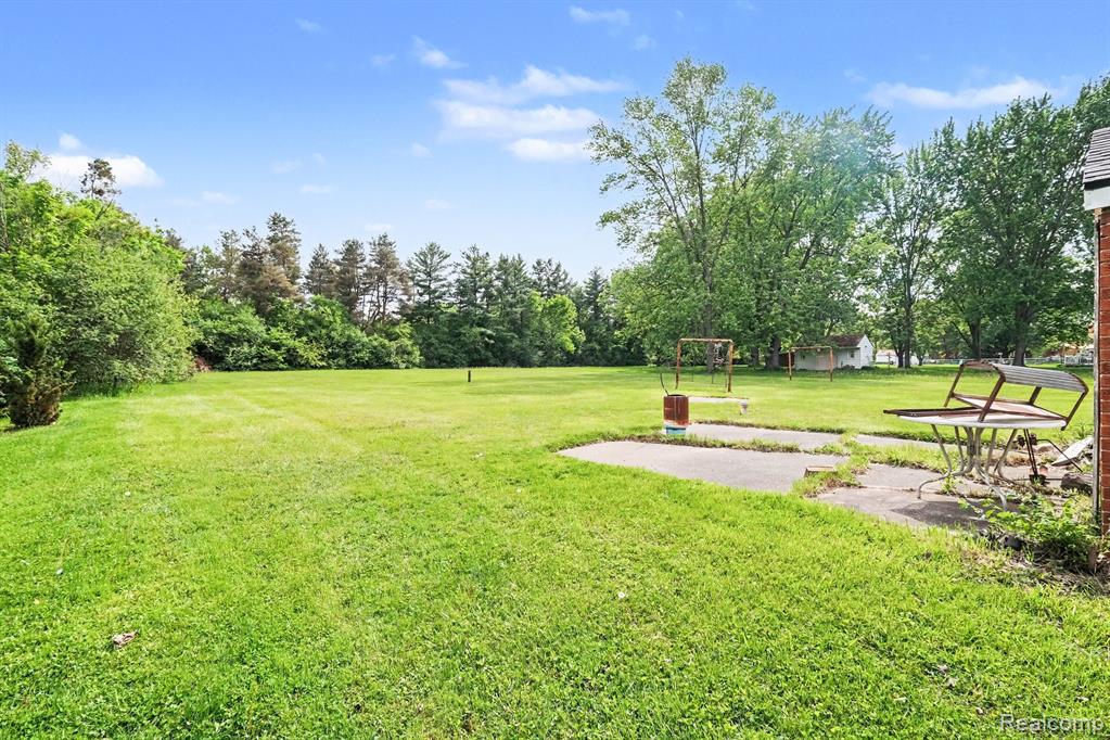 1093 W Maple Avenue, Burton, MI 48507 — Photo 16