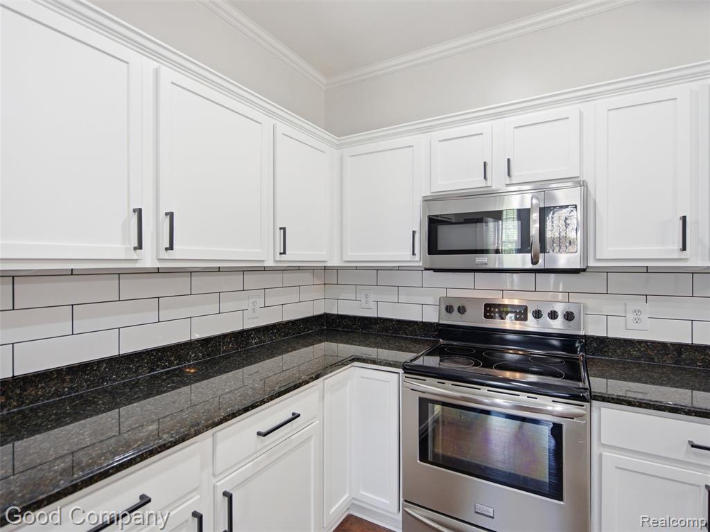 56612 Sunset Drive, Utica, MI 48316 — Photo 11