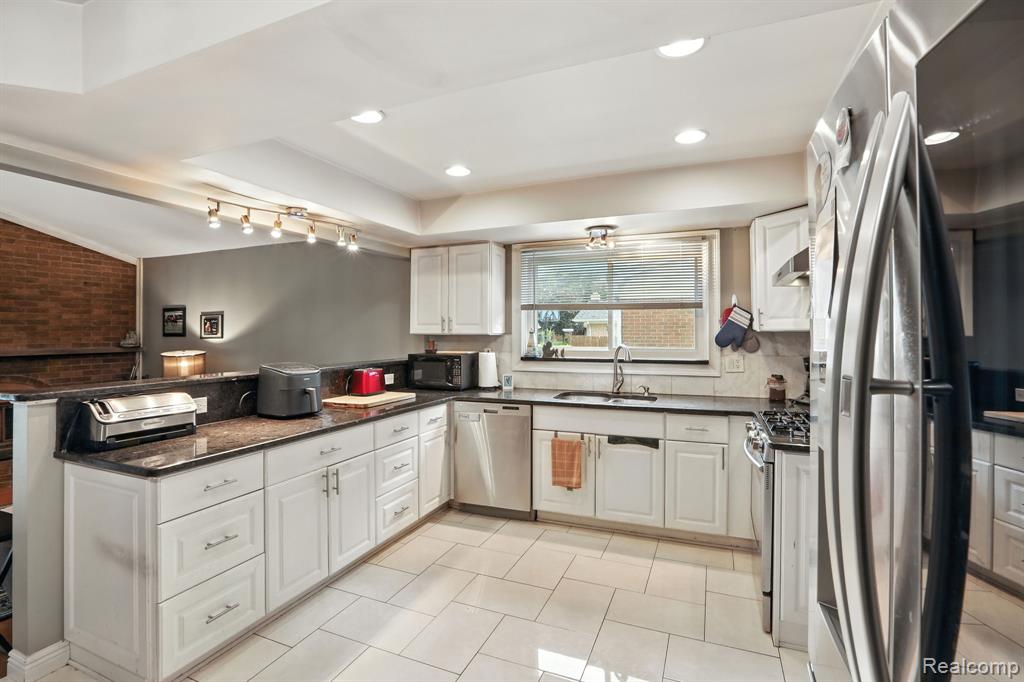 4761 Fox Hill Drive, Sterling Heights, MI 48310 — Photo 15