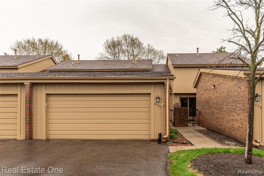 6427 RICHARD Run, 10, West Bloomfield, MI — front exterior