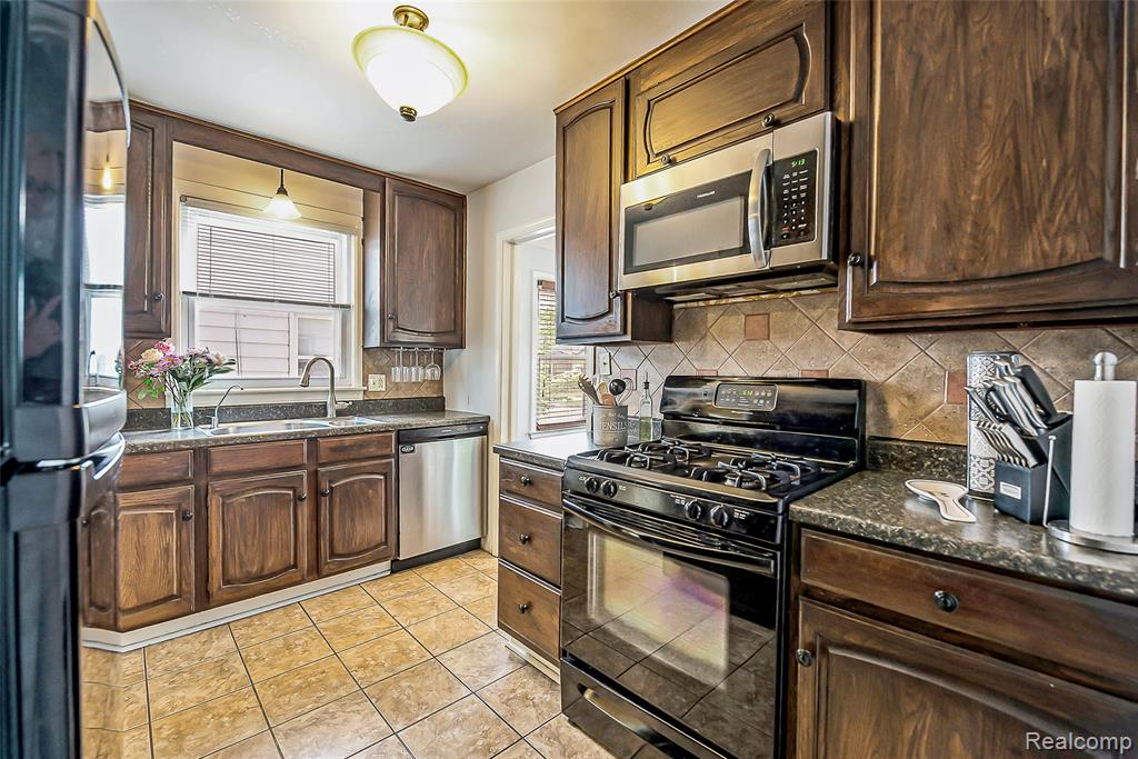 417 Helene Avenue, Royal Oak, MI 48067 — Photo 12