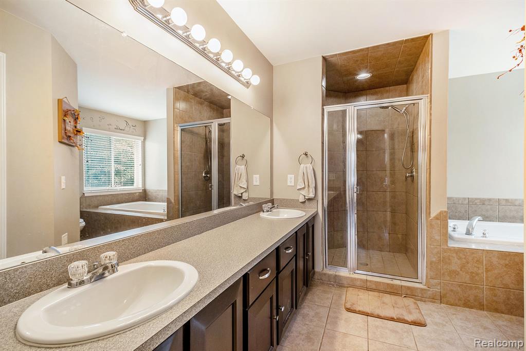 724 Pinecreek Drive, Fenton, MI 48430 — Photo 11