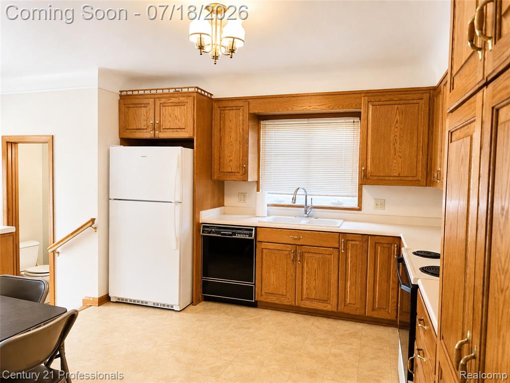 8563 Centralia Street, Dearborn Heights, MI 48127 — Photo 8
