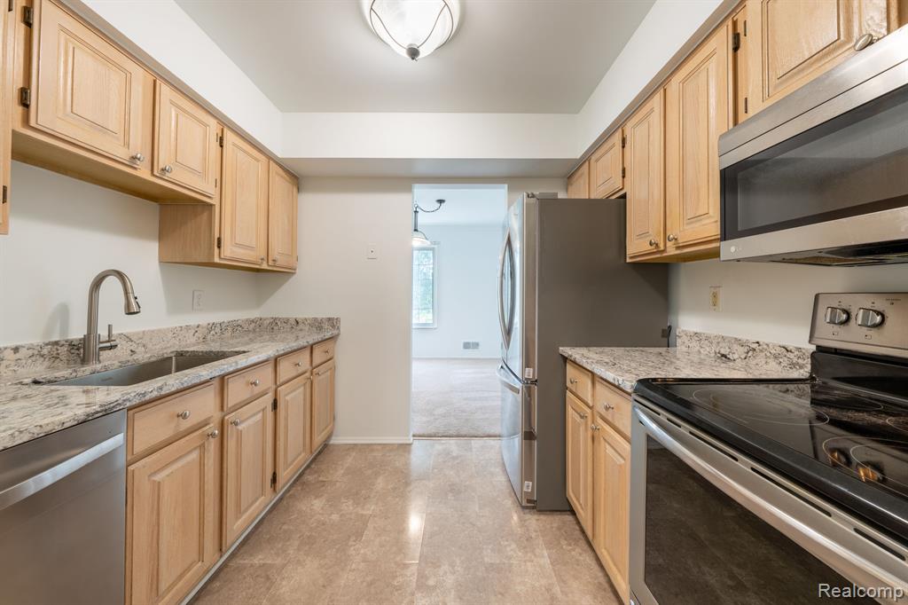 676 E FOX HILLS Drive, Bloomfield Hills, MI 48304 — Photo 3