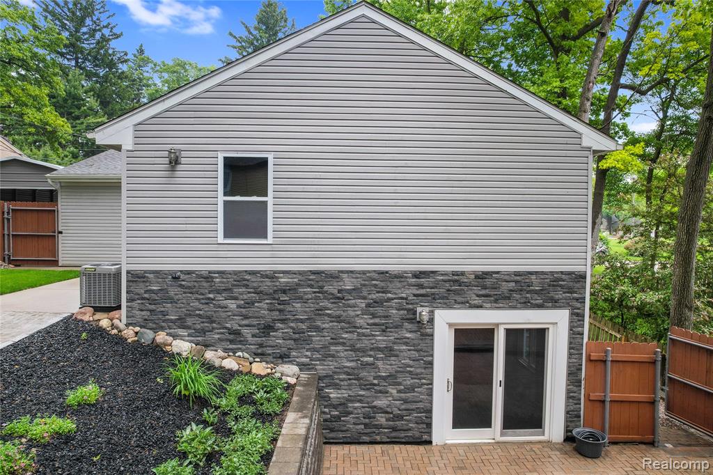 901 Ridge Road, Lake Orion, MI 48362 — Photo 16