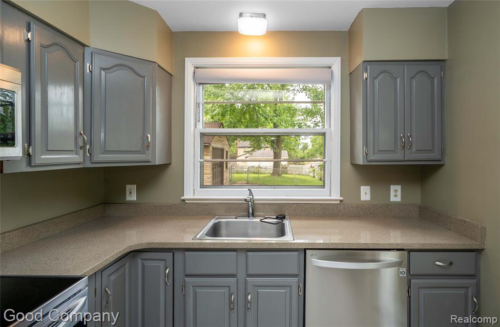 312 Dover Road, Waterford, MI 48328 — Photo 5
