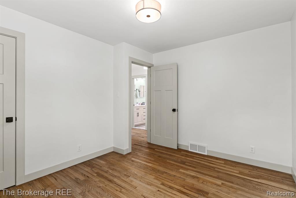 5857 BERKLEY Drive, Waterford, MI 48327 — Photo 19