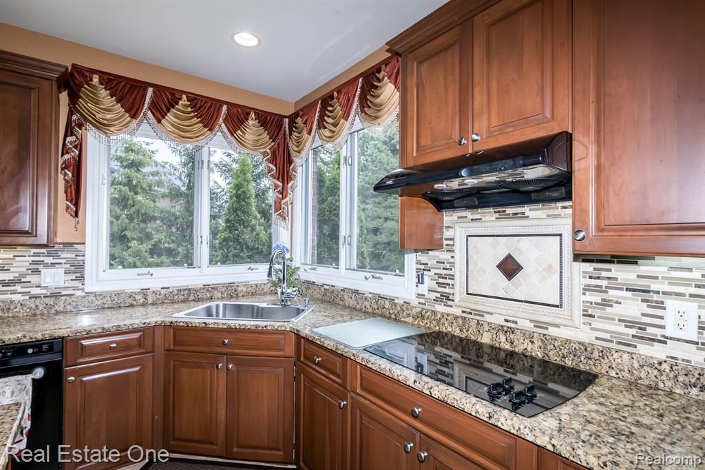 18090 Peninsula Way, Northville, MI 48168 — Photo 40