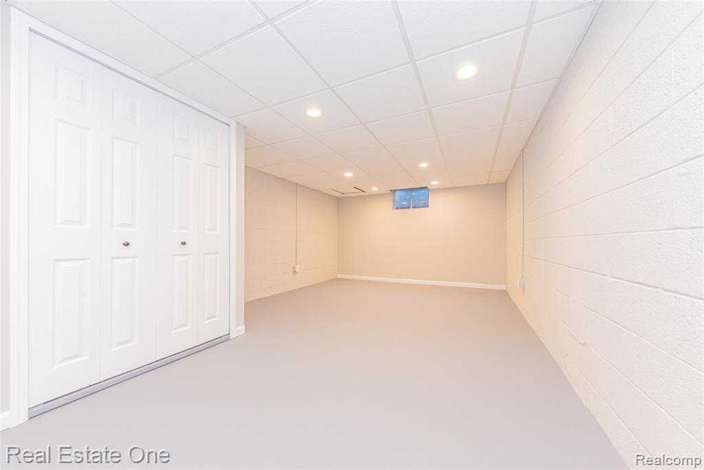 912 N Wixom Road, Wixom, MI 48393 — Photo 35