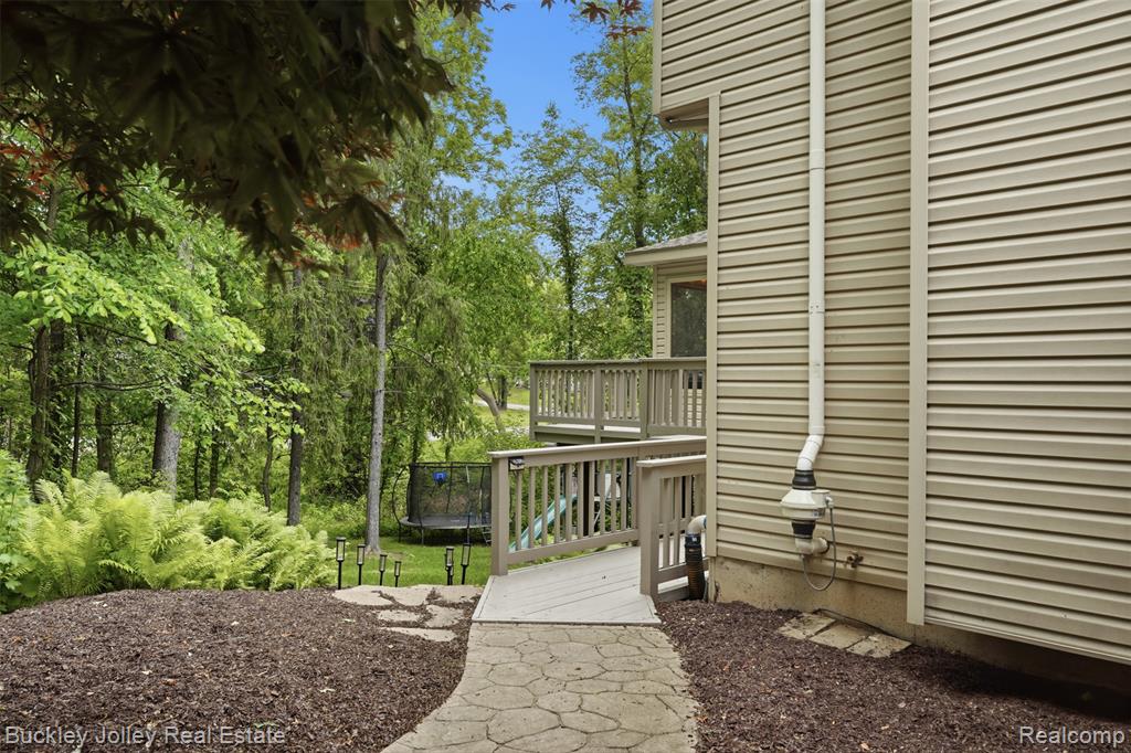 7829 Hillside Lakes Drive, Brighton, MI 48116 — Photo 33
