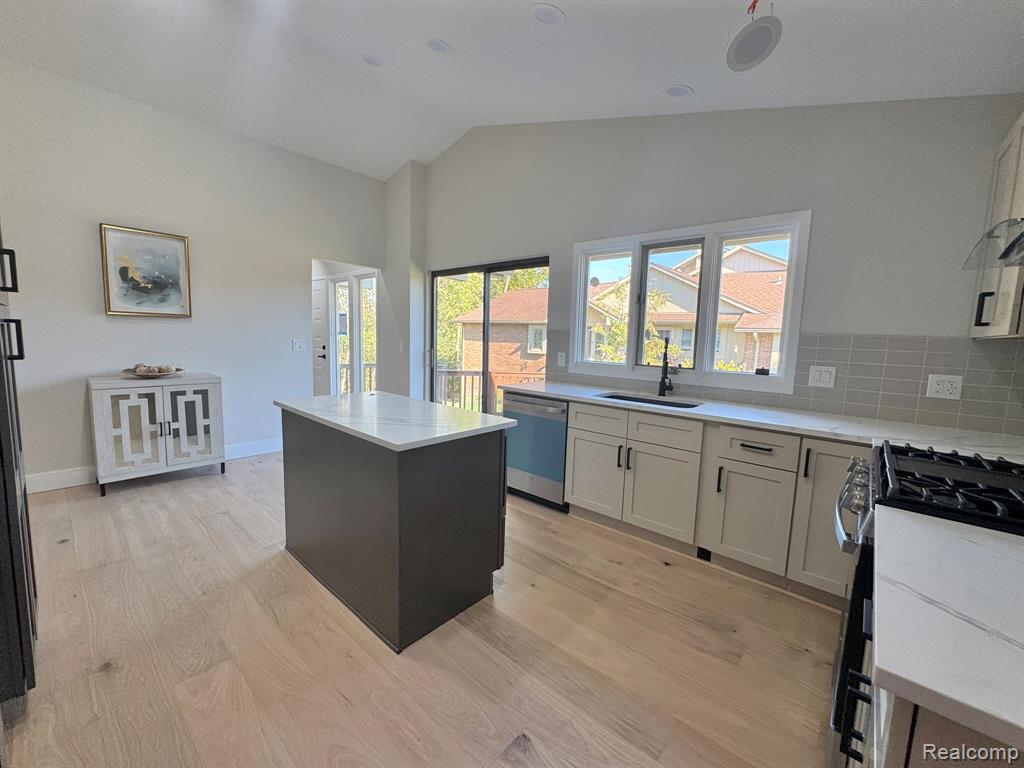 5616 Hillcrest Circle W, West Bloomfield, MI — Photo 14
