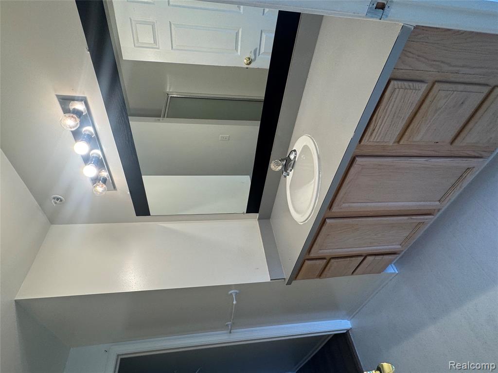 9563 LAKESIDE Drive, Ypsilanti, MI 48197 — Photo 11