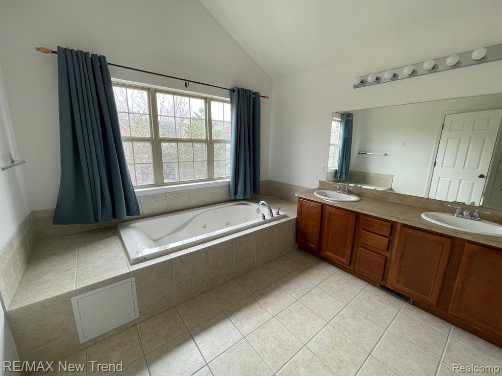 41261 N MAPLEWOOD Drive, Canton, MI 48187 — Photo 14