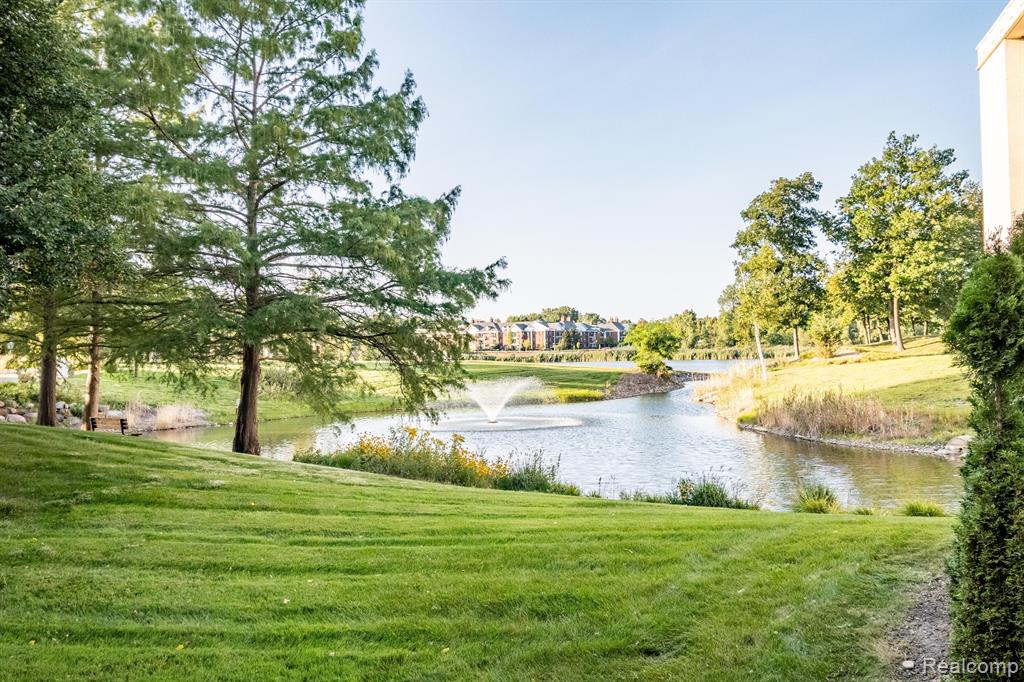 43100 12 OAKS CRESCENT Drive, 4044, Novi, MI 48377 — Photo 2