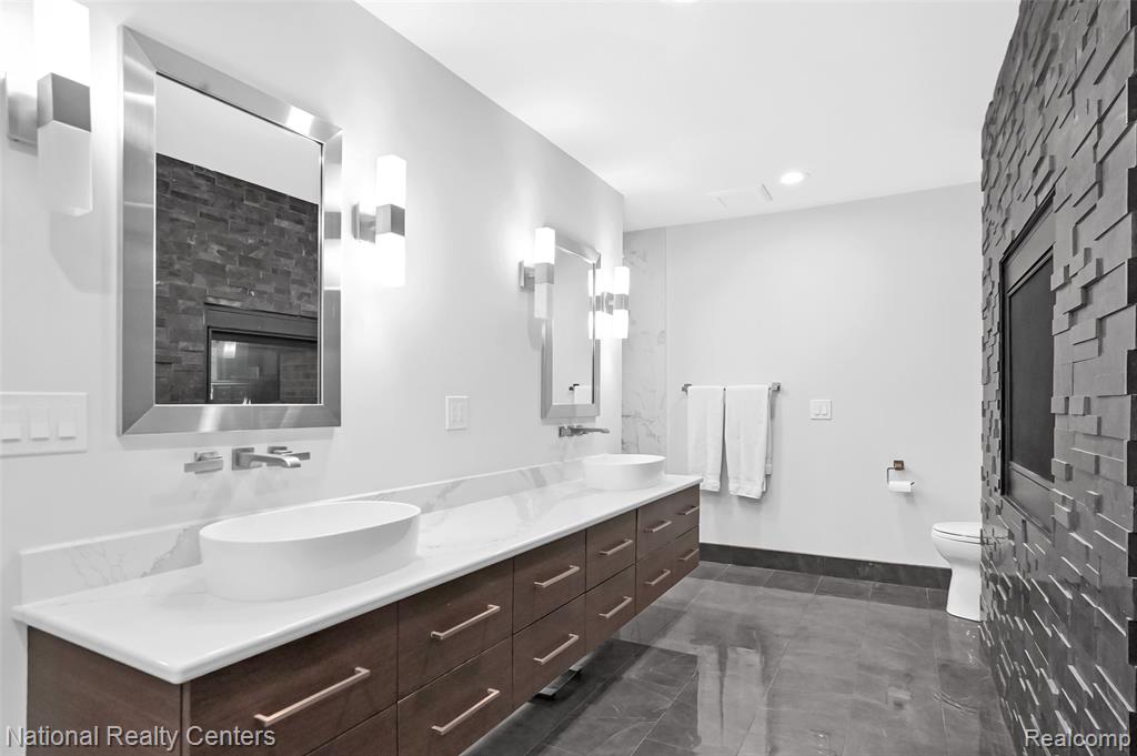 11500 Lisa Lori Lane, South Lyon, MI 48178 — Photo 38