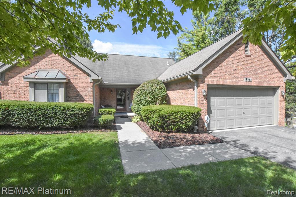 816 Maplewood Court, Brighton, MI 48116 — front exterior