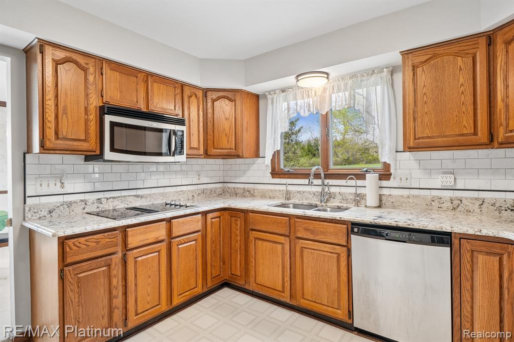 555 Crawford Farm Lane, Milford, MI 48380 — Photo 14
