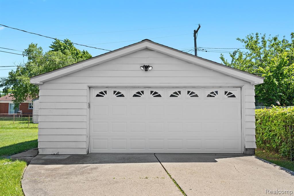 10563 N OAK Drive, Ferndale, MI 48220 — Photo 22