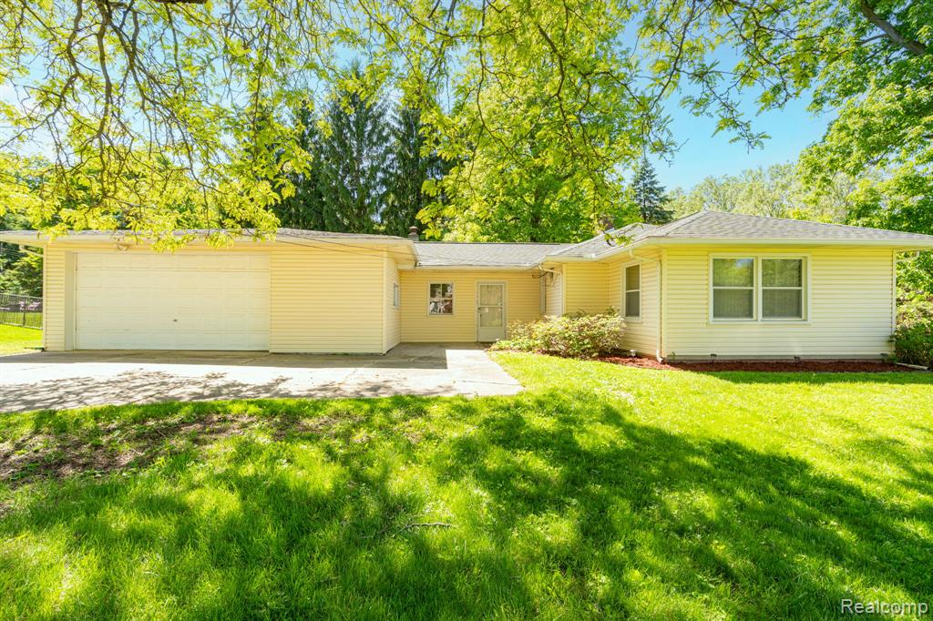 426 Driftwood Avenue, Rochester Hills, MI 48307 — front exterior
