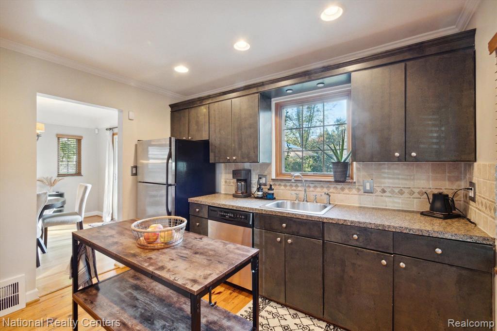 913 ORCHARD GROVE Drive, Royal Oak, MI 48067 — Photo 10