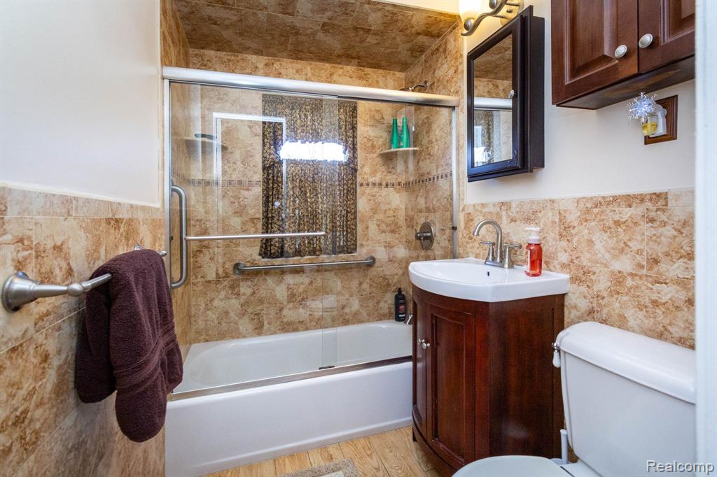20927 Hawthorne Street, Harper Woods, MI 48225 — Photo 9