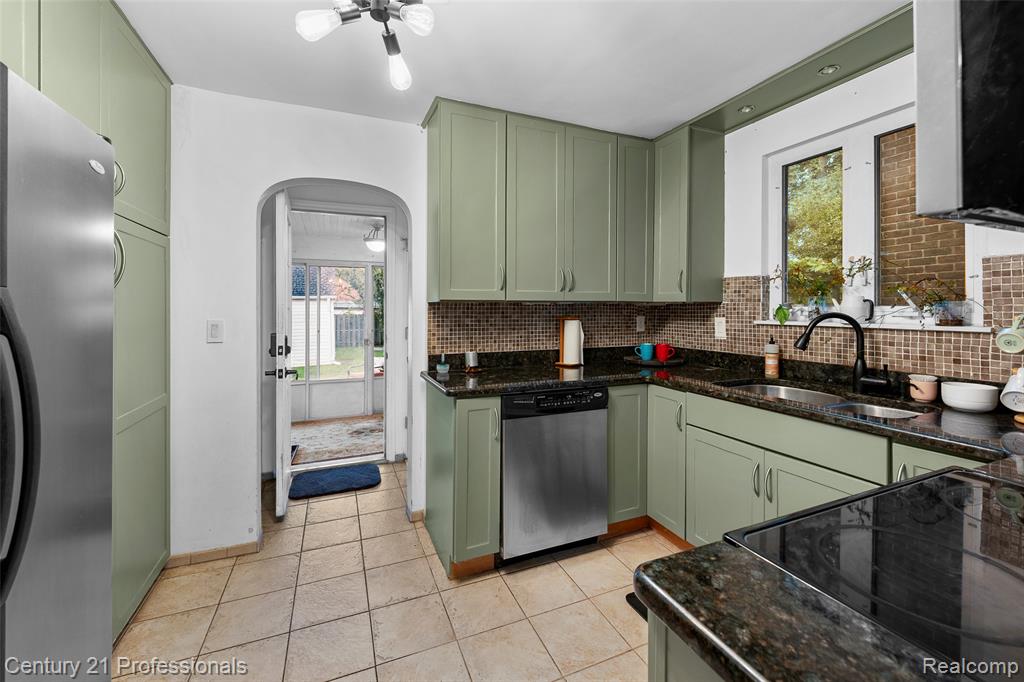 1677 Brys Drive, Grosse Pointe Woods, MI 48236 — Photo 11
