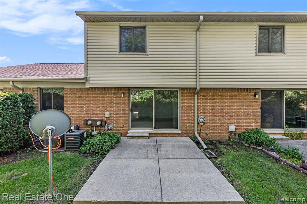 3694 OLD CREEK Road, Troy, MI 48084 — Photo 15