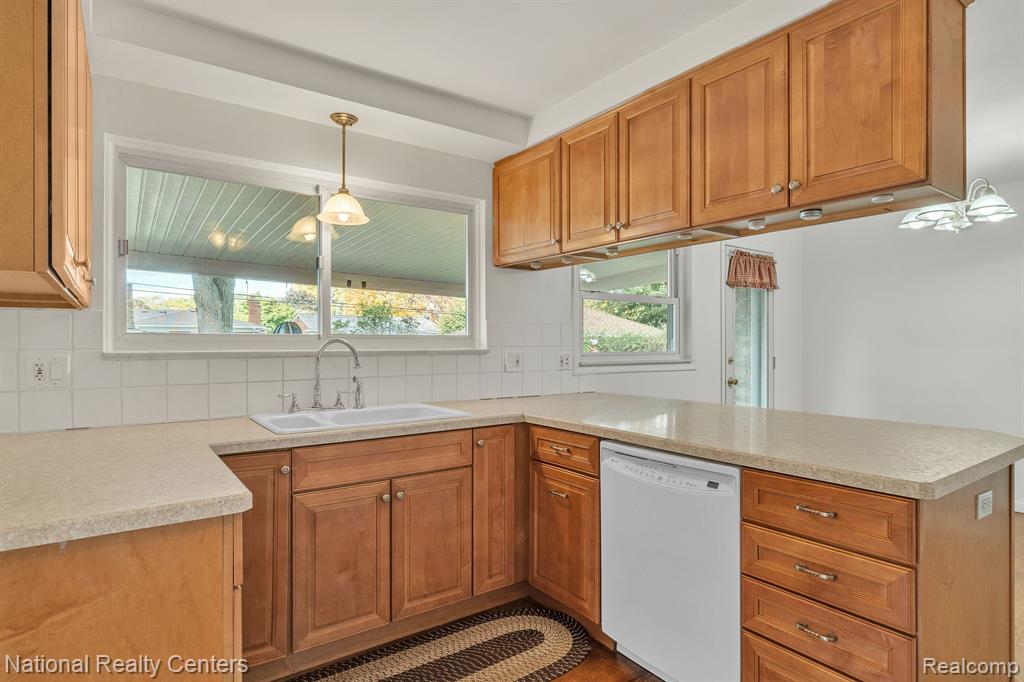 9001 E PERRIN Street, Livonia, MI 48150 — Photo 11