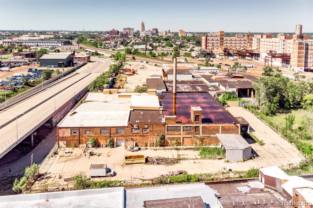 2600 E Grand Boulevard - Photo 2